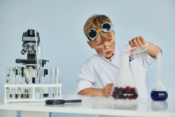 Palto Giyen Küçük Çocuk Laboratuarda Ekipman Kullanarak Bilim Adamı Rolü — Stok fotoğraf