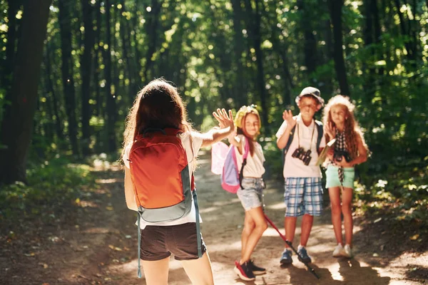 Pronto Para Aventura Crianças Passeando Floresta Com Equipamentos Viagem — Fotografia de Stock