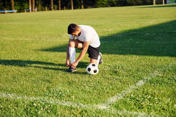 Lacets Noués Jeune Footballeur Entraîne Sur Terrain Sport — Photo