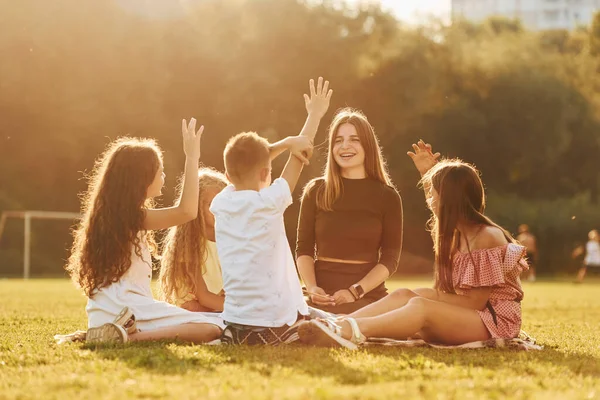 Avec Une Femme Groupe Enfants Heureux Est Extérieur Sur Terrain — Photo