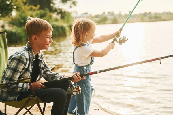 Lago Medie Dimensioni Ragazzo Con Sua Sorella Fishion All Aperto — Foto Stock