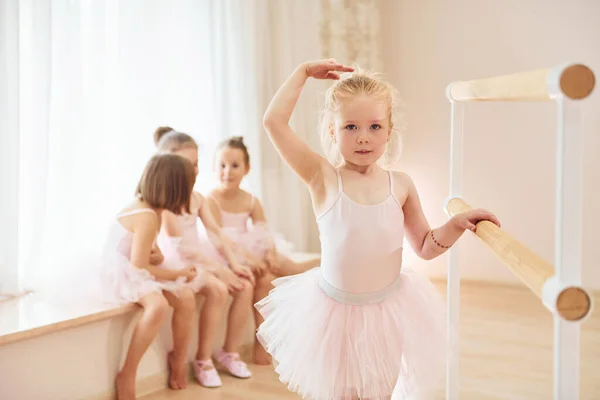 Pequenas Bailarinas Uniformes Rosa Preparando Para Desempenho — Fotografia de Stock