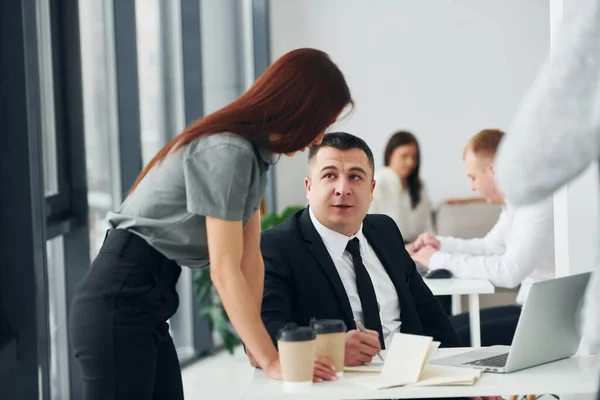 Grupo Personas Ropa Formal Oficial Que Está Interior Oficina —  Fotos de Stock