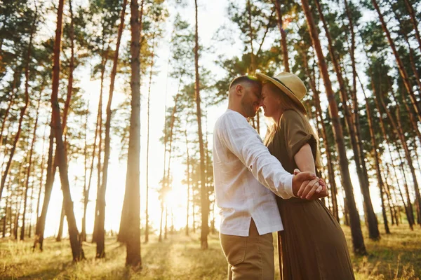 Tempo Quente Casal Feliz Está Livre Floresta Durante Dia — Fotografia de Stock