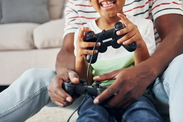 Con Joysticks Las Manos Padre Afroamericano Con Hijo Pequeño Casa —  Fotos de Stock