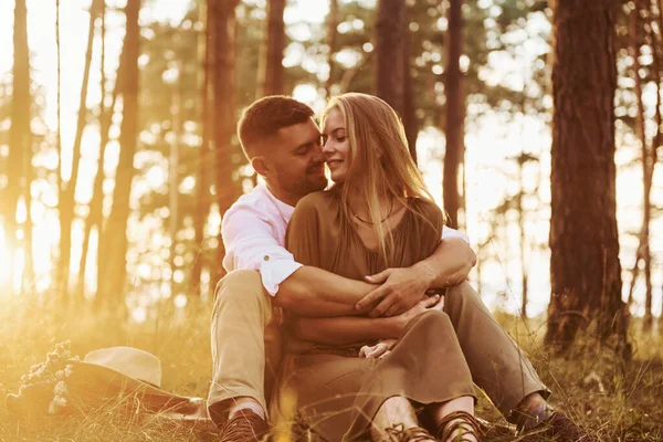 Sentados Abraçados Outro Casal Feliz Está Livre Floresta Durante Dia — Fotografia de Stock