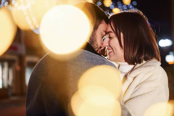 Hermosa Guirnalda Iluminación Feliz Joven Pareja Celebrando Año Nuevo Aire —  Fotos de Stock