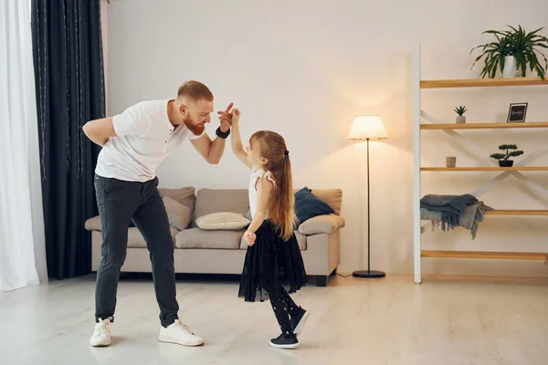 Вчимося Танцювати Батько Своєю Маленькою Донькою Вдома Разом — стокове фото