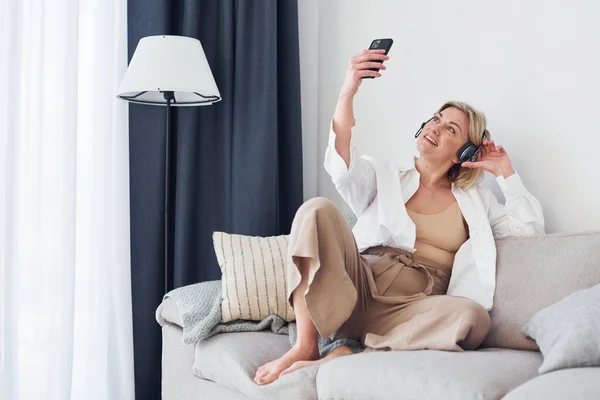 Middle Aged Woman Elegant Clothes Home Uses Phone — Stock Photo, Image