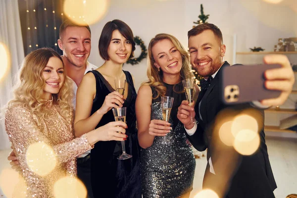 Emoções Positivas Grupo Pessoas Têm Uma Festa Ano Novo Dentro — Fotografia de Stock