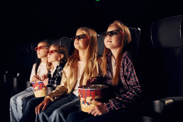 Yüz Ifadeleri Bir Grup Çocuk Sinemada Oturup Birlikte Film Izliyorlar — Stok fotoğraf