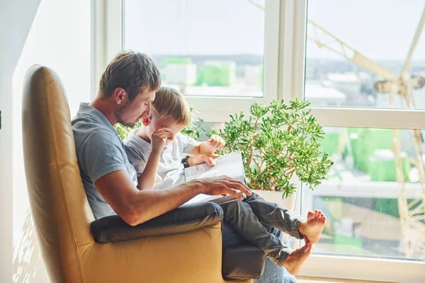 Sentado Con Libro Hermosa Luz Del Sol Padre Hijo Están —  Fotos de Stock