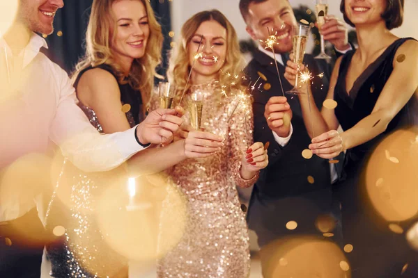Святкування Нового Року Група Людей Влаштовує Новорічну Вечірку Приміщенні Разом — стокове фото