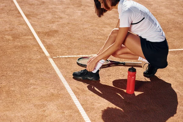 女网球选手白天在球场上 — 图库照片