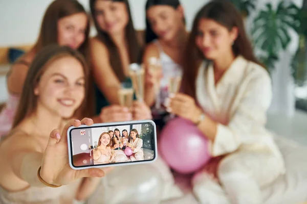 Tomando Vasos Con Bebida Grupo Mujeres Felices Que Está Una —  Fotos de Stock