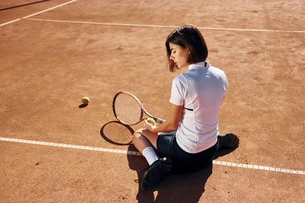 後ろの景色 女子テニス選手は昼間はコートにいる — ストック写真