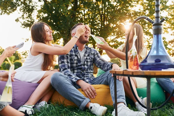 Jeu Boisson Groupe Jeunes Font Une Fête Dans Parc Pendant — Photo