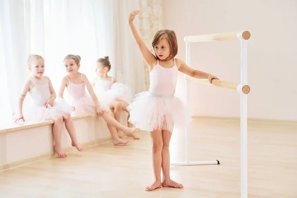 练舞步 准备表演的小芭蕾舞演员 — 图库照片