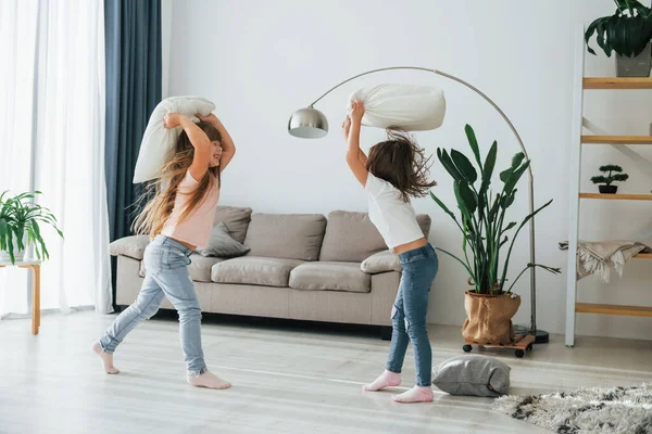 Ragazze Stanno Giocando Pillow Fight Game Bambini Divertono Nella Stanza — Foto Stock