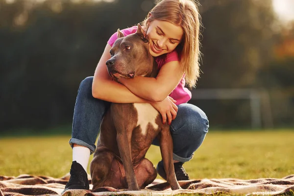 Leżąc Kocu Kobieta Ubraniu Casual Jest Pit Bull Zewnątrz — Zdjęcie stockowe