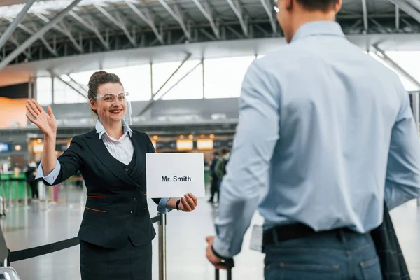 Spotkaj Się Kobietą Sms Młody Biznesmen Formalnych Ciuchach Jest Lotnisku — Zdjęcie stockowe