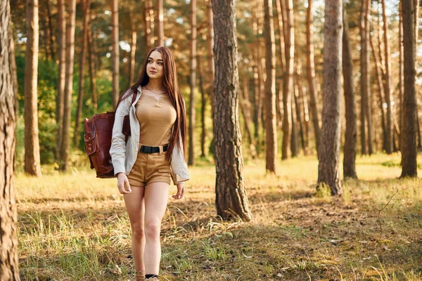 Mulher Está Viajando Sozinha Floresta Durante Dia Verão — Fotografia de Stock