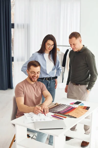 Travailleurs Joyeux Groupe Personnes Ensemble Dans Bureau — Photo