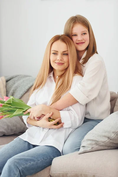 Fiori Vacanza Giovane Madre Con Sua Figlia Casa Durante Giorno — Foto Stock