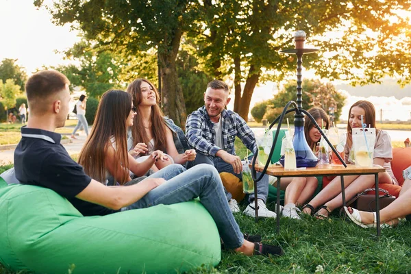 Assis Fumant Narguilé Groupe Jeunes Font Une Fête Dans Parc — Photo