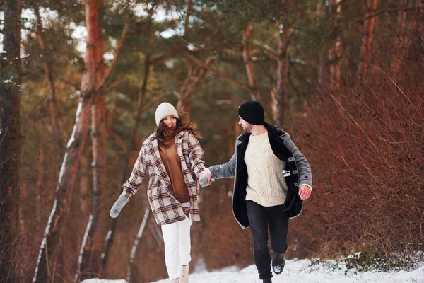 Vrolijk Stel Maken Overdag Een Wandeling Het Winterbos — Stockfoto
