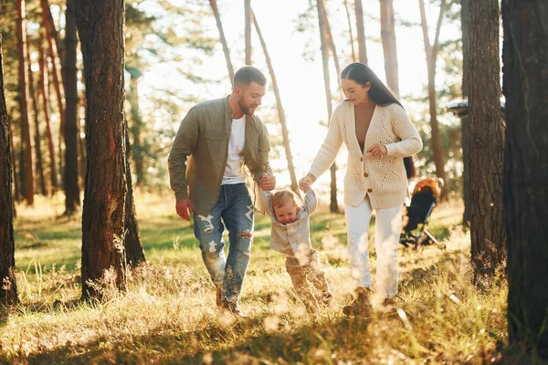 Dando Paseo Familia Feliz Padre Madre Hija Pequeña Está Bosque —  Fotos de Stock