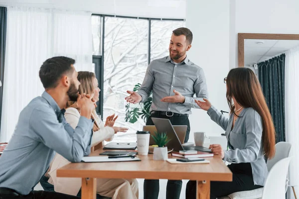 Dipendenti Positivi Gruppo Imprenditori Che Lavorano Progetto Ufficio — Foto Stock