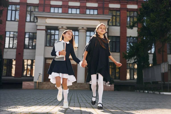 Duas Alunas Estão Correndo Fora Juntas Perto Prédio Escola — Fotografia de Stock