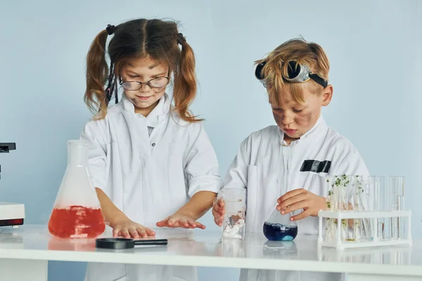 Beyaz Önlüklü Küçük Kız Oğlan Laboratuarda Ekipman Kullanarak Bilim Adamlarıyla — Stok fotoğraf