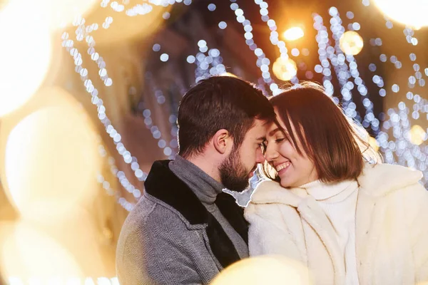 お互いを受け入れるんだ 路上で新年を祝う幸せな若いカップル — ストック写真