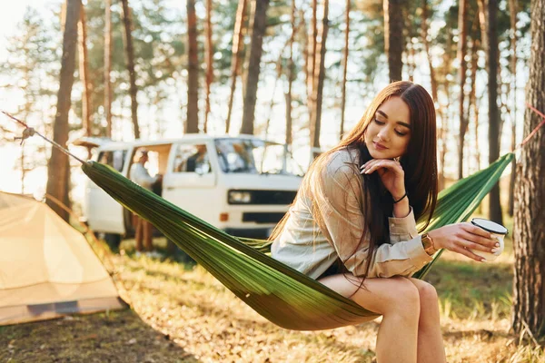 Descansando Mujer Viaja Sola Bosque Durante Día Verano — Foto de Stock