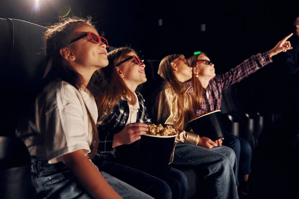 Una Película Interesante Grupo Niños Sentados Cine — Foto de Stock