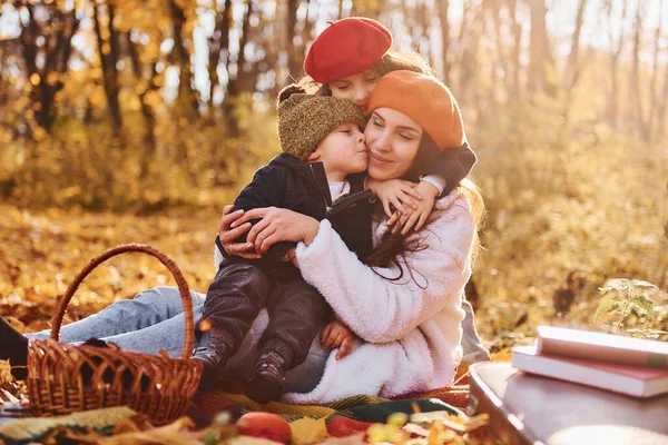 Grond Zitten Moeder Met Haar Zoontje Dochtertje Vermaakt Zich Het — Stockfoto