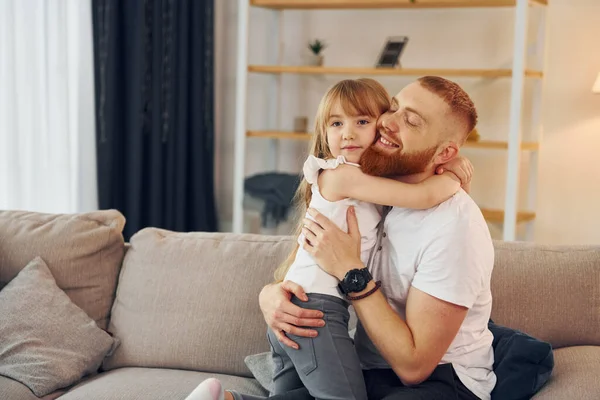 Abbracciamo Padre Con Sua Figlia Casa Insieme — Foto Stock