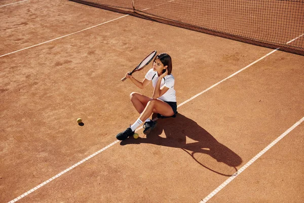 Sentado Suelo Jugadora Tenis Femenina Está Cancha Durante Día — Foto de Stock