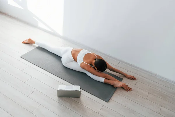 Yoga Mat Young Caucasian Woman Slim Body Shape Indoors Daytime — Stock Photo, Image