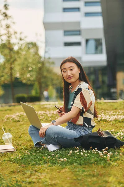 Begrip Onderwijs Jonge Aziatische Vrouw Buiten Overdag — Stockfoto