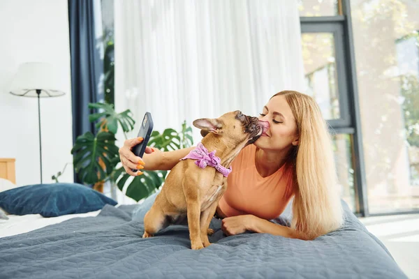 Fazer Selfie Mulher Com Cão Pug Está Casa Durante Dia — Fotografia de Stock