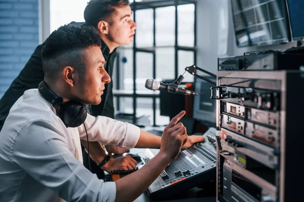 Концепція Командної Роботи Два Хлопці Приміщенні Радіостудії Зайняті Трансляцією — стокове фото