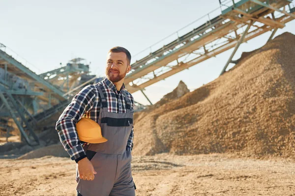 Una Persona Inteligente Trabajador Construcción Uniforme Está Cantera — Foto de Stock