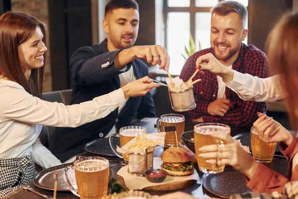 Manger Boire Groupe Jeunes Amis Assis Ensemble Dans Bar Avec — Photo