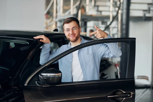 Uomo Successo Occhiali Piedi Vicino Auto Nuova Zecca Chiuso — Foto Stock