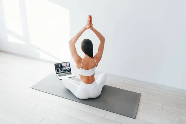 Laptop Young Caucasian Woman Slim Body Shape Indoors Daytime — Stock Photo, Image