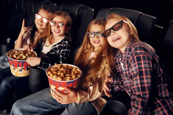 Selfie Machen Gruppe Von Kindern Sitzt Kino Und Schaut Gemeinsam — Stockfoto
