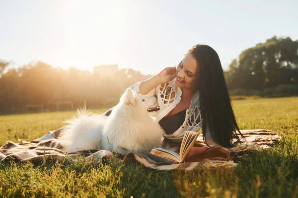 Tempo Quente Mulher Com Seu Cão Está Divertindo Campo Dia — Fotografia de Stock